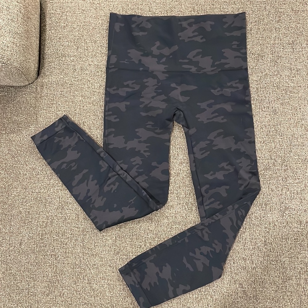 Spanx Look At Me Now Seamless Leggings